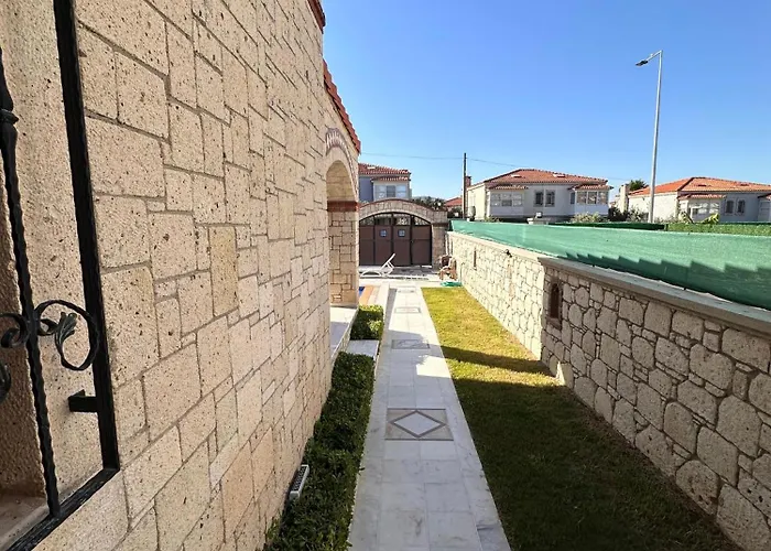 Villa Alaçatı Stone House Fun - With Private Pool