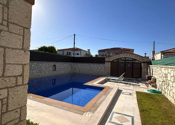 Alacati Stone House Fun - With Private Pool فيلة